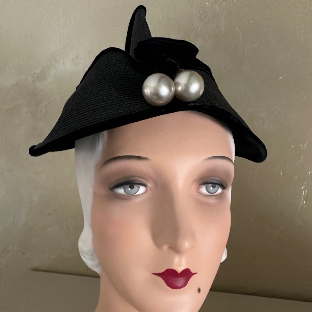 UNIQUE 1930s' BLACK STRAW HAT WITH PEARLS AND VELOUR EDGING